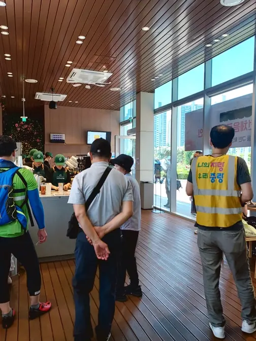 Visitors at Jungnang Rose Cafe