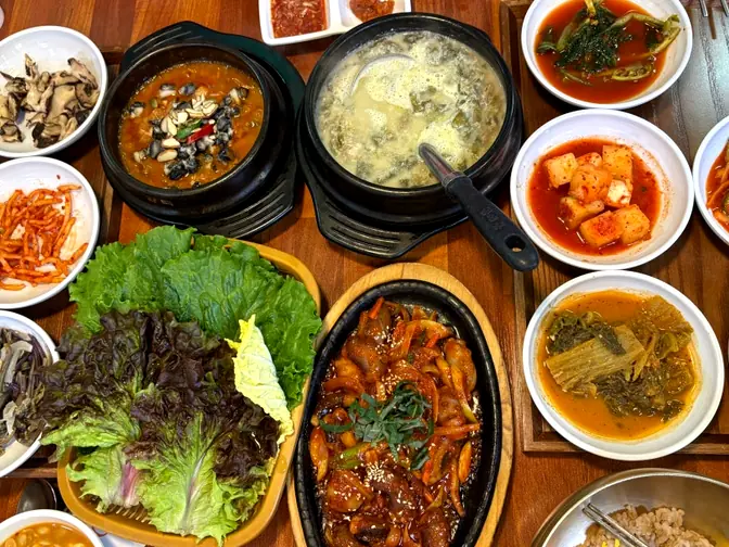 Full Korean dining table spread