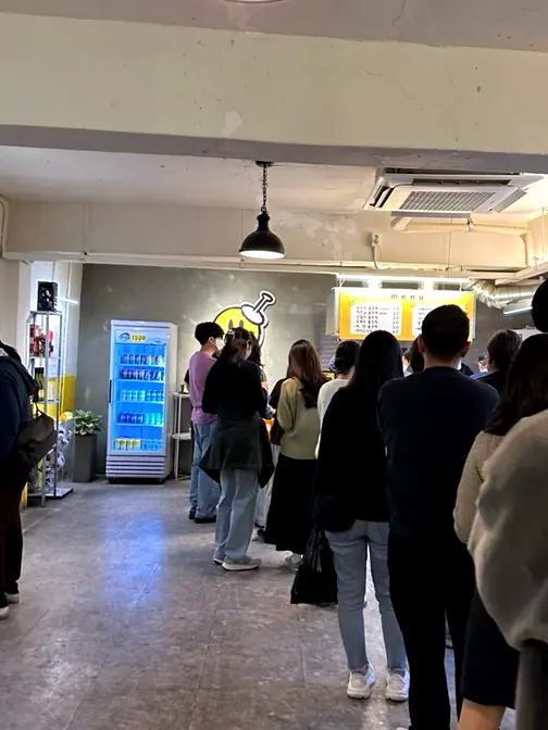 Hoonhoon Hotteok interior queue customers