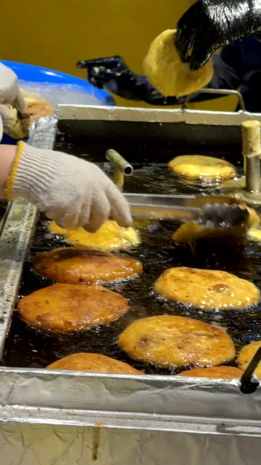 Hoonhoon Hotteok hands frying process