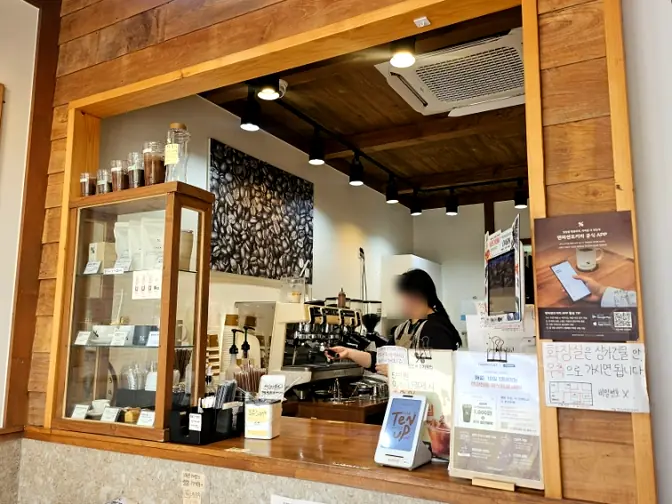 カフェ内部のカウンターエリア