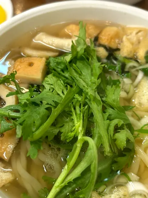 春菊たっぷりの即席うどん