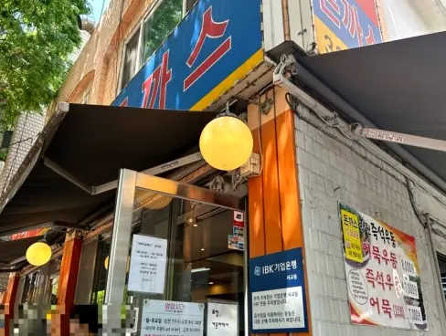 店舗の入り口と営業時間案内