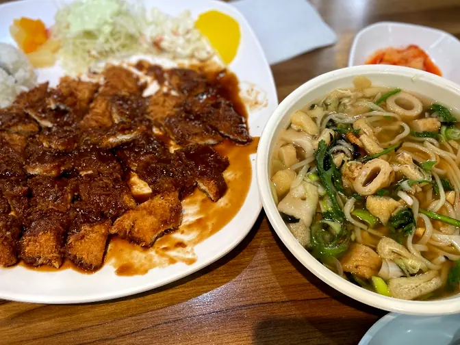 木製テーブルに並ぶセット料理