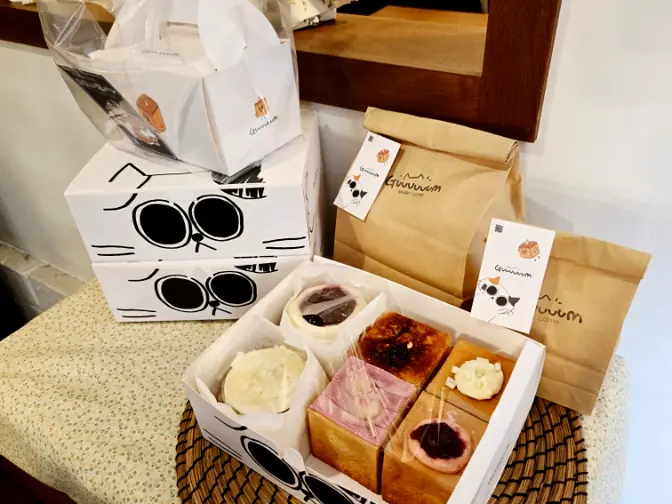Branded bakery packaging and boxes