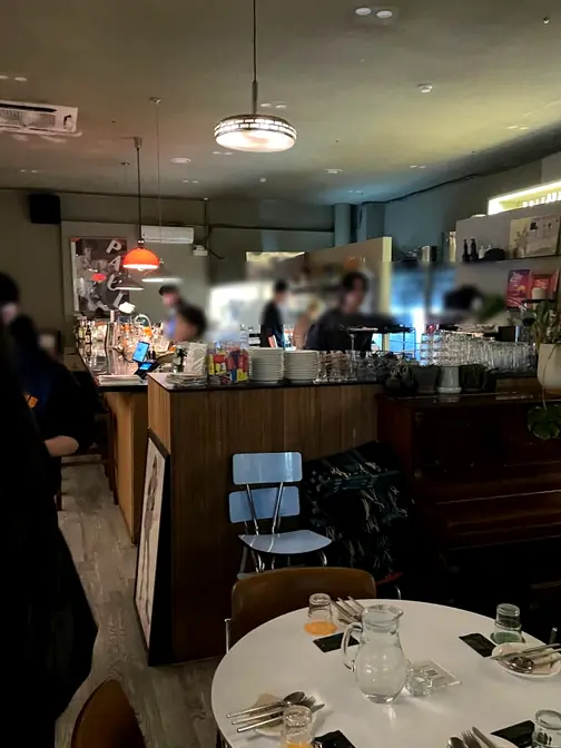 モダンな家具が並ぶ店内
