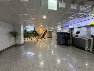 済州空港の荷物預かり所へ続く通路