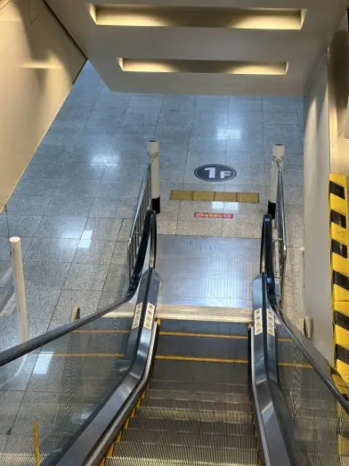 1階へ降りるエスカレーター