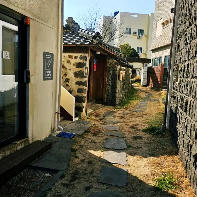 済州らしい石垣の路地裏