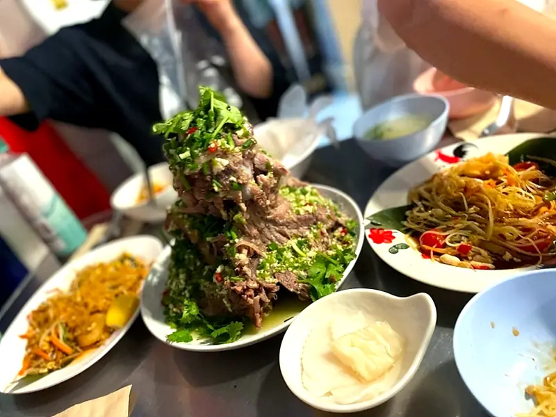 Lively Thai dining experience scene