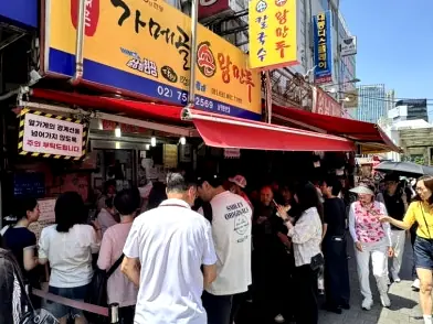 マンドゥ店の外に長い行列