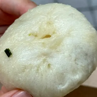手に持った蒸しマンドゥ全体像
