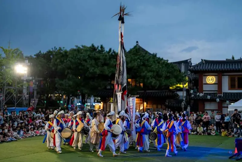 韓国建築と夕暮れの伝統公演