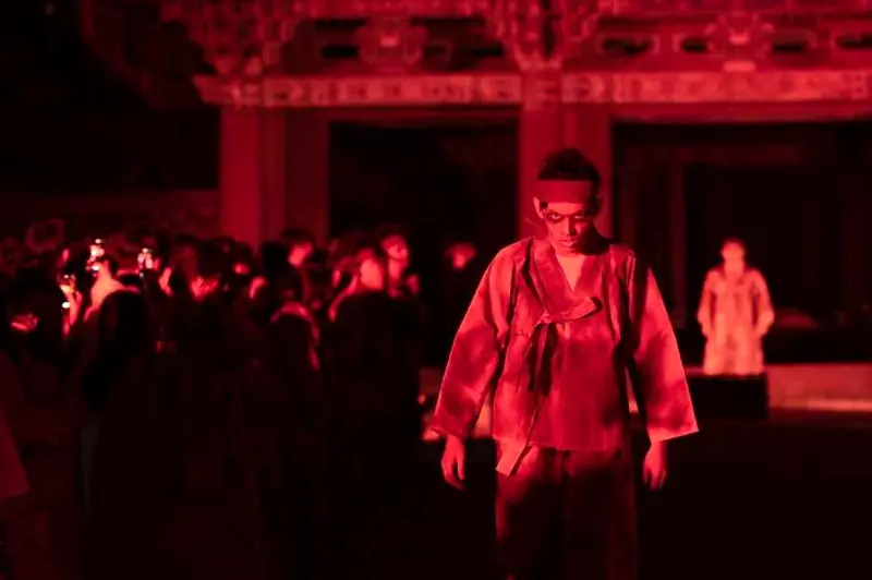 赤い照明の伝統演劇パフォーマンス