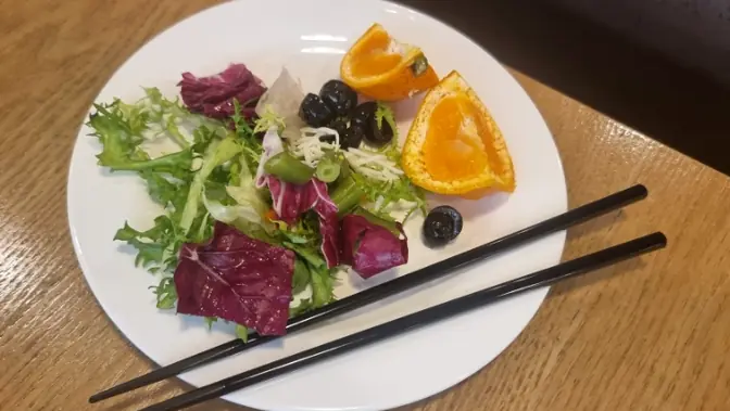 新鮮なサラダとフルーツプレート