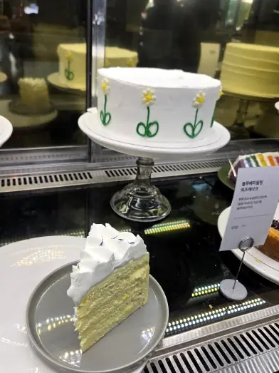 Daisy decorated cream cakes showcase