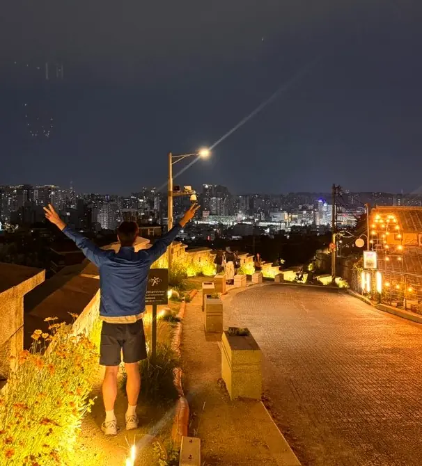 Traveler enjoying Seoul night view