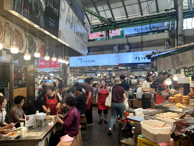 Bustling food alley Gwangjang Market