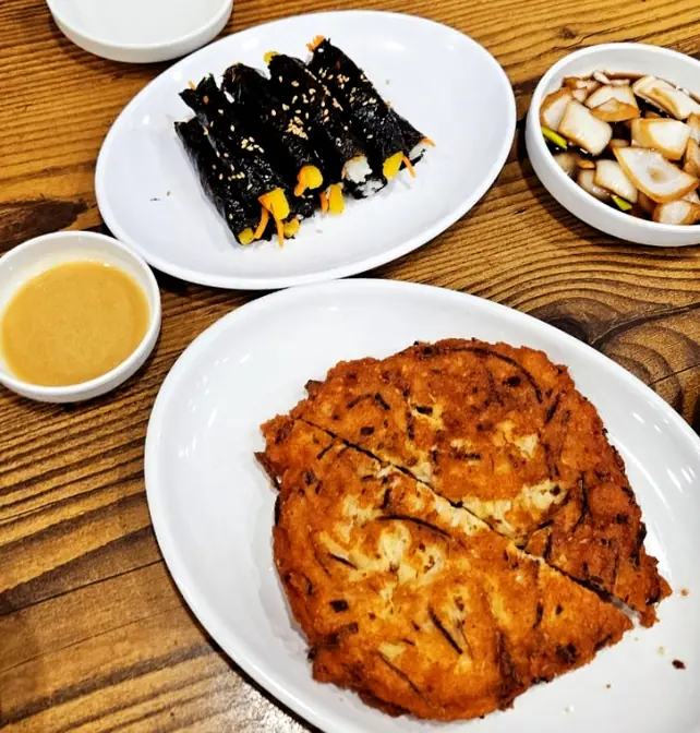 Mung bean pancake and gimbap plate