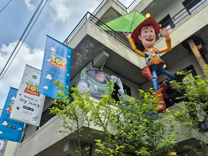 Woody figure on Seongsu building exterior