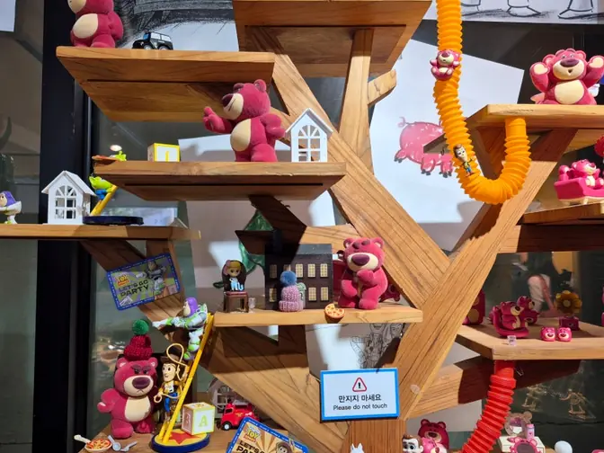 Character display tree with Lotso dolls