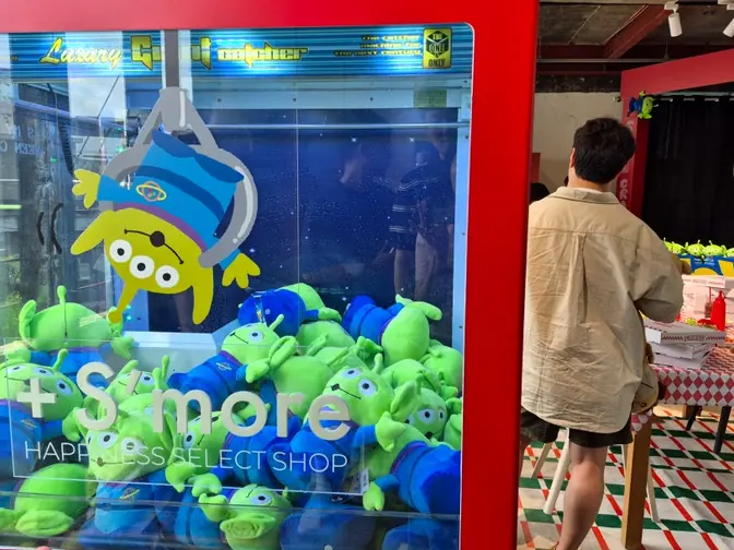 Alien character claw machine in popup