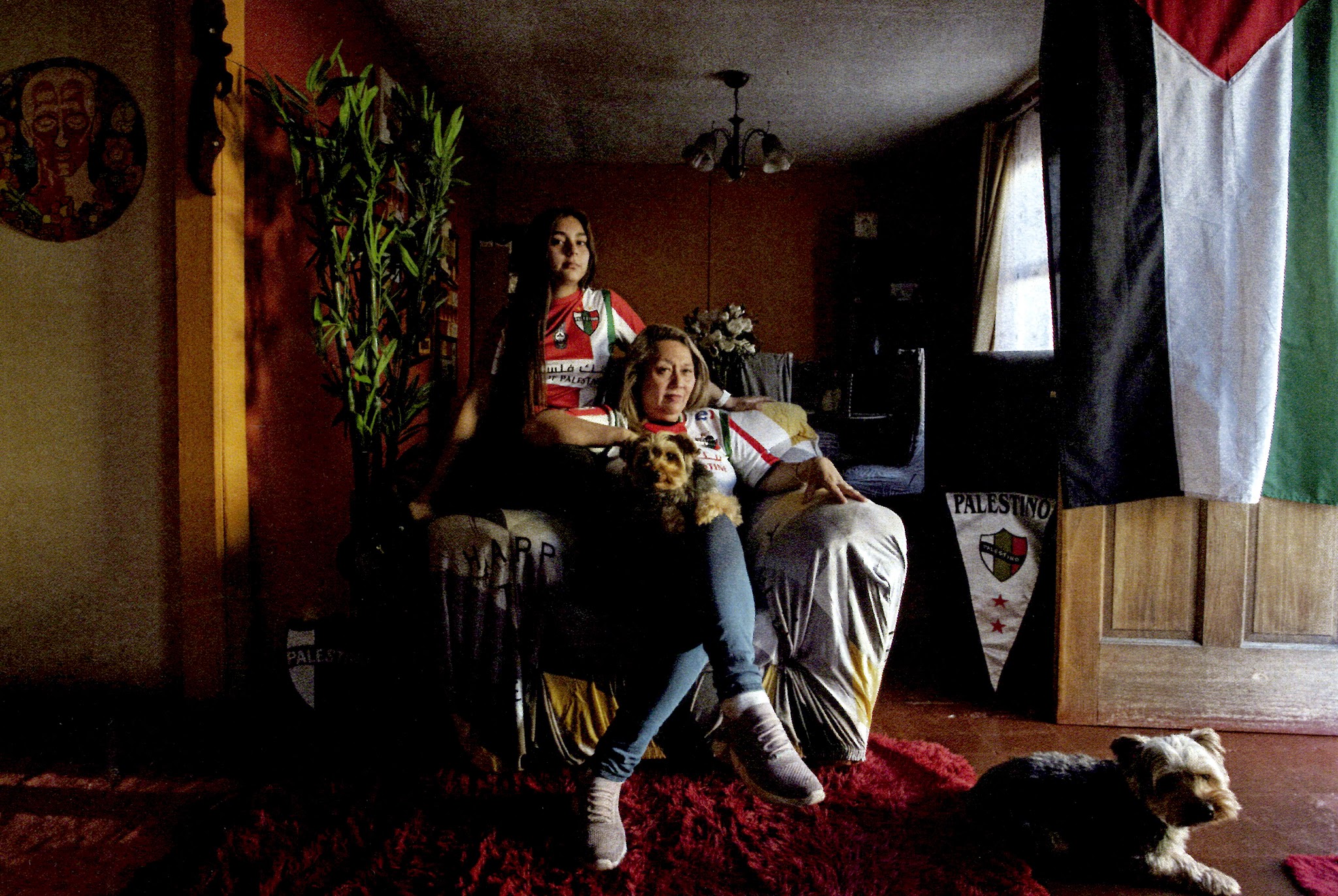 Portada de Sin titulo [Fotografías de personas con banderas de futbol]