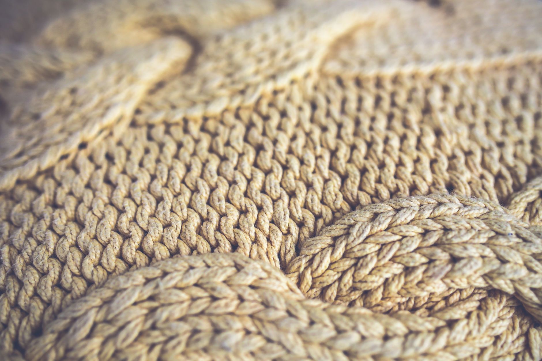 가을 40대 여성에게 잘 어울리는 니트와 스카프 컬러