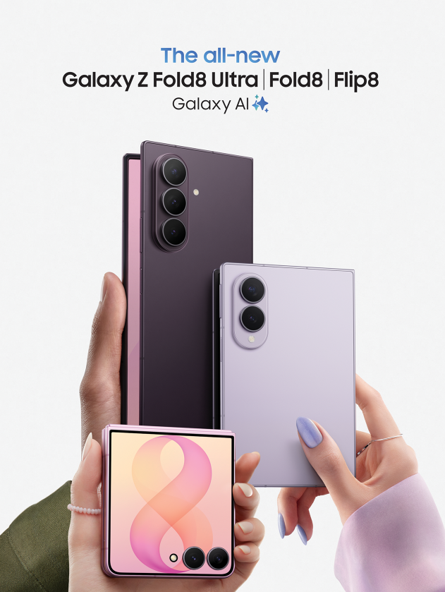 최신 Galaxy Z Fold8 Ultra, Fold8, Flip8 모델이 손에 들려있는 이미지.