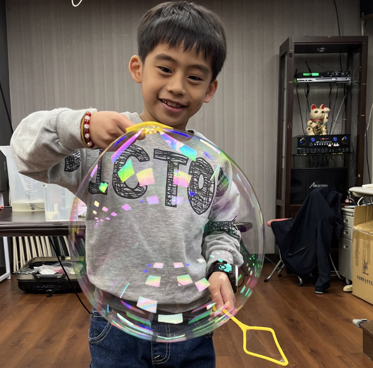孩子笑著吹出完整的大泡泡