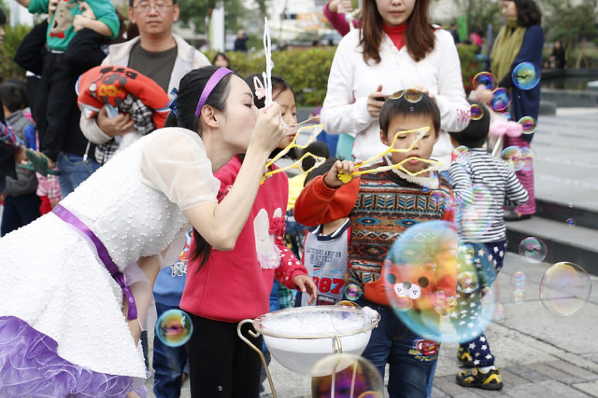 孩子在親子泡泡秀中互動