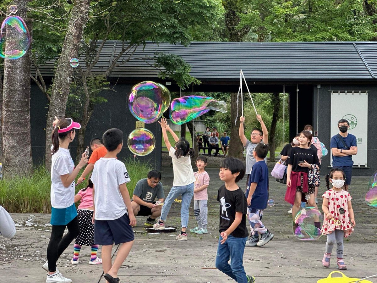 孩子參加戶外泡泡活動