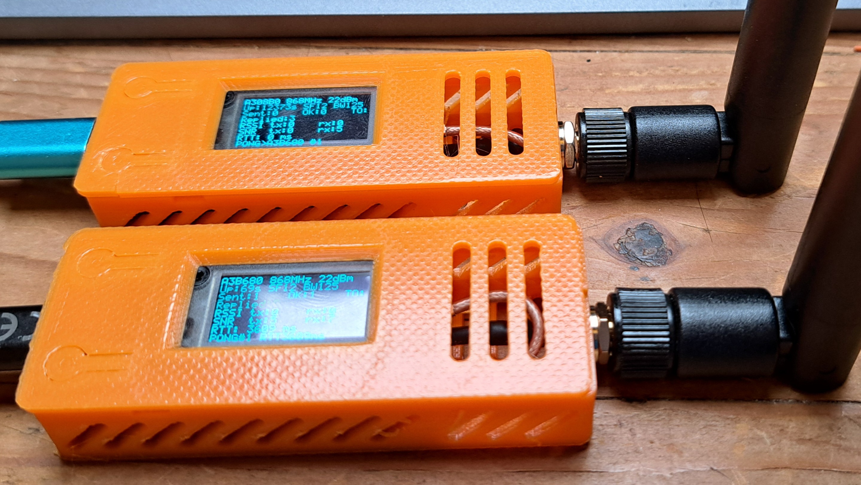 Two Heltec LoRa boards running Ping-Pong firmware