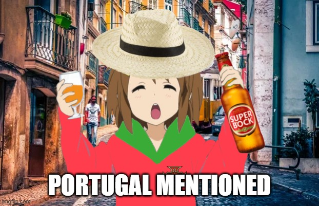 Yui Hirasawa do anime K-On! com sweat da seleção de Portugal com um copo e uma garrafa de Super Bock na mão e um chapéu de palha.