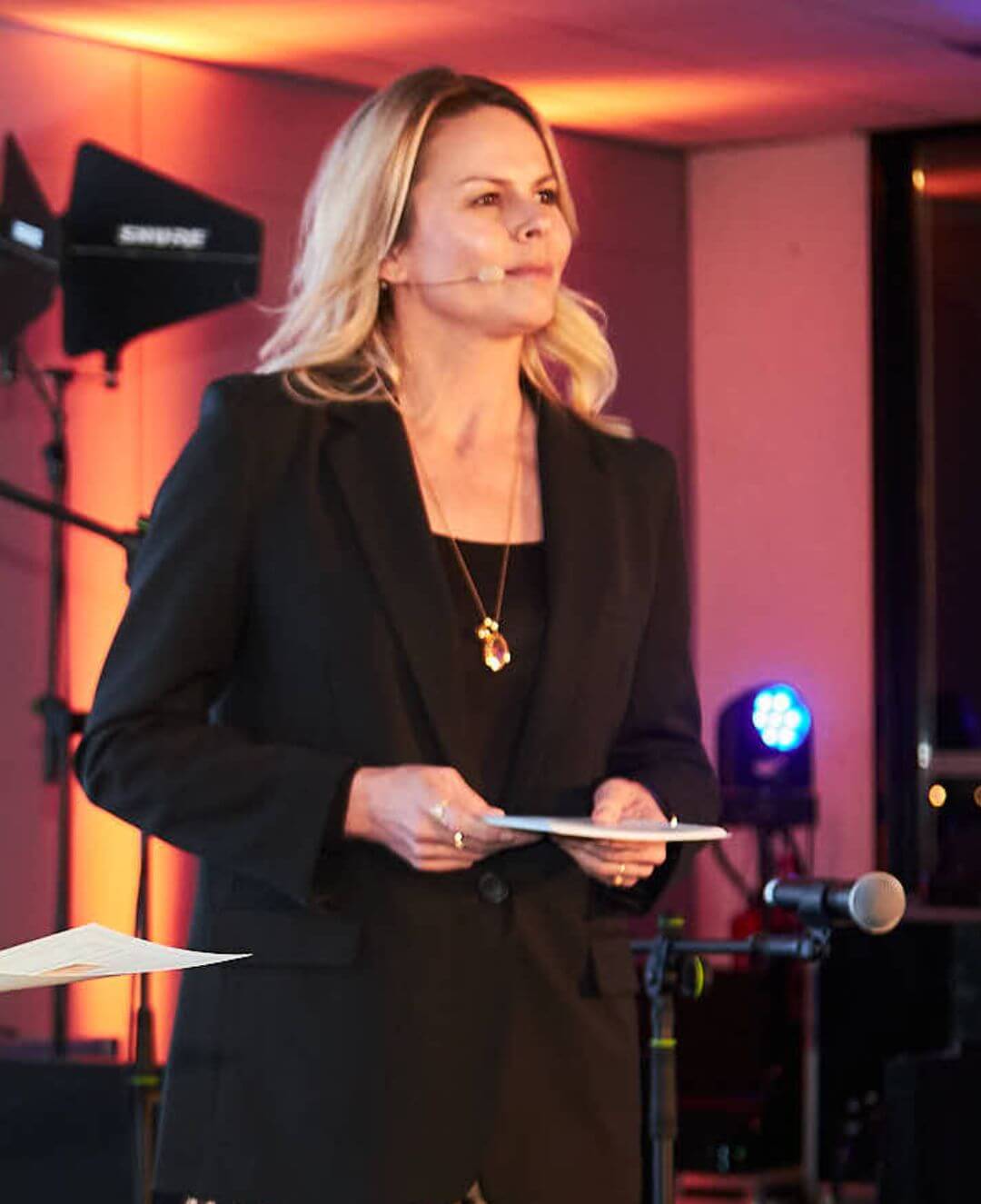 Caroline Bindel MC portrait scène