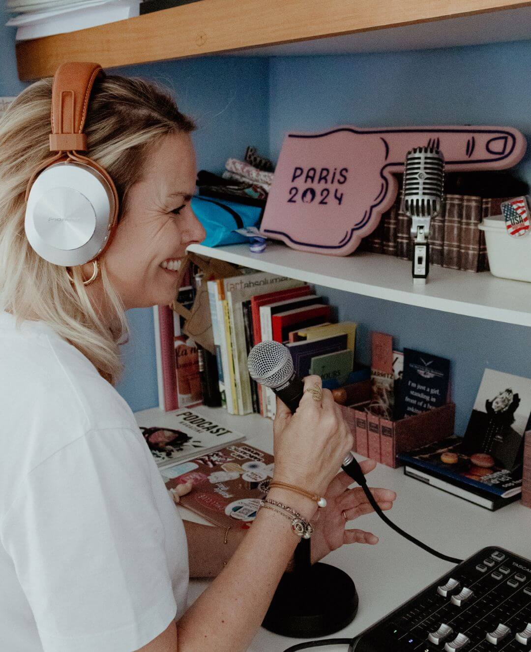 Caroline Bindel dans son studio podcast