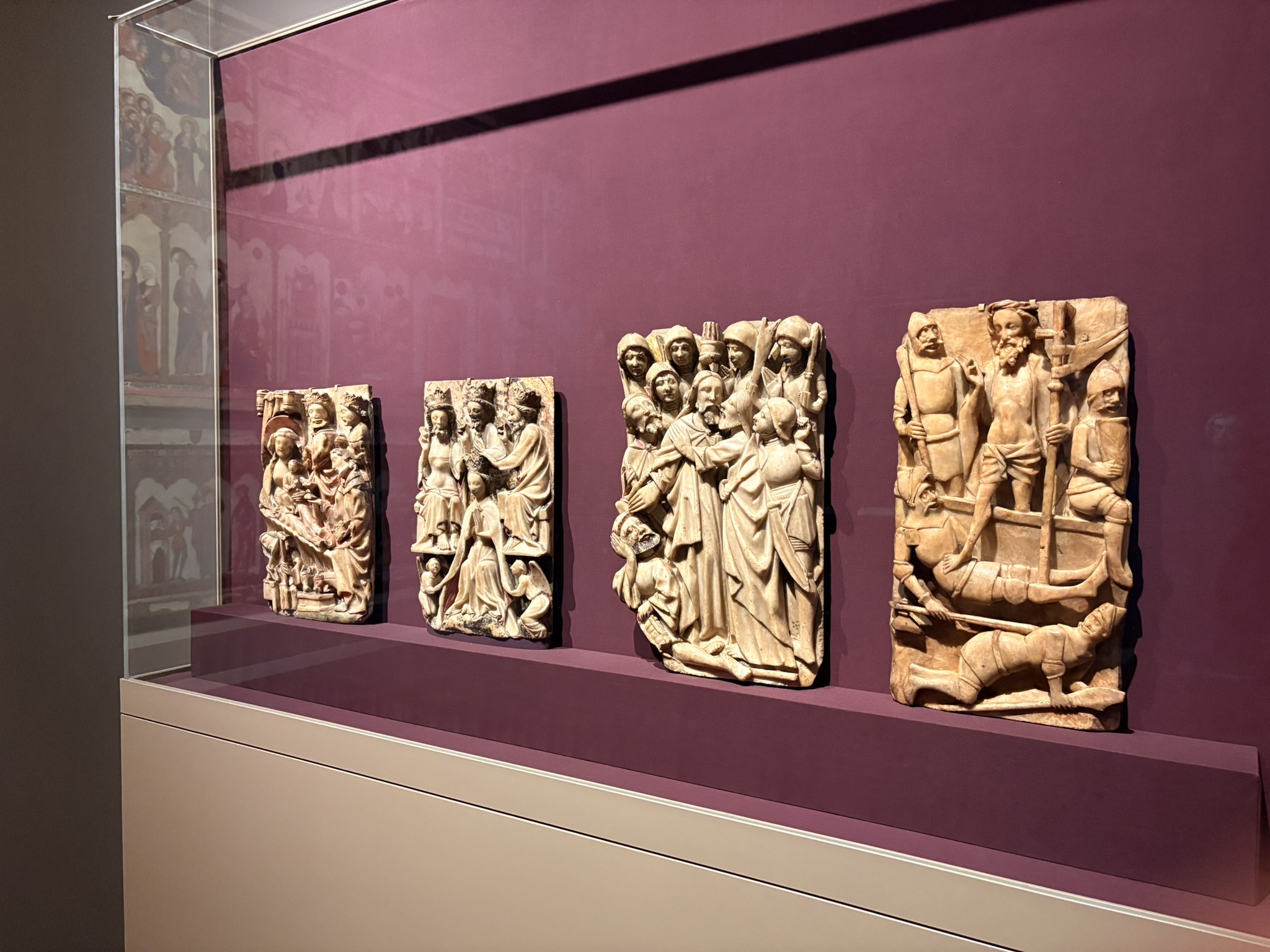 左边两个雕像是麦琪带来礼物