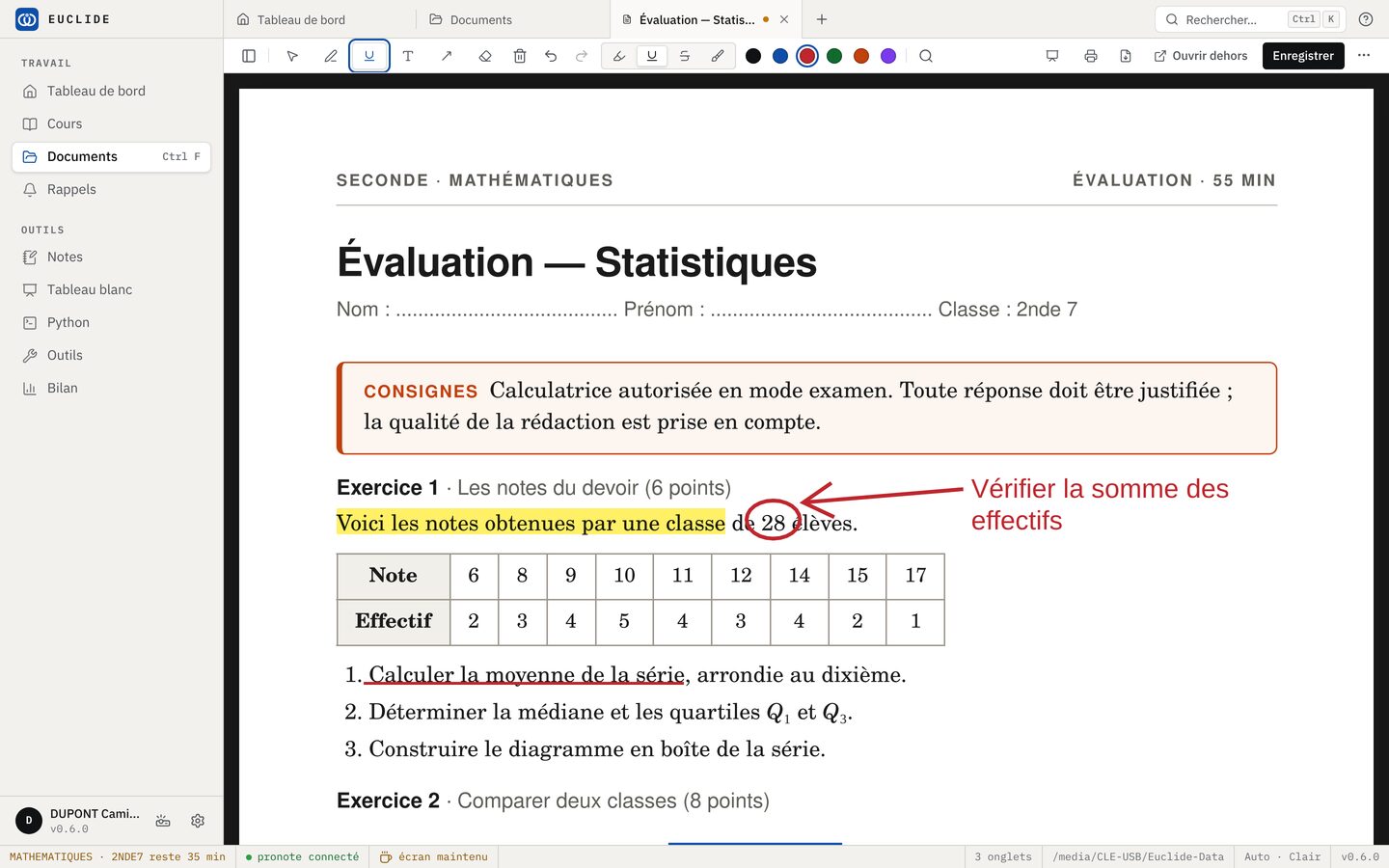 Une évaluation annotée au stylo et au surligneur