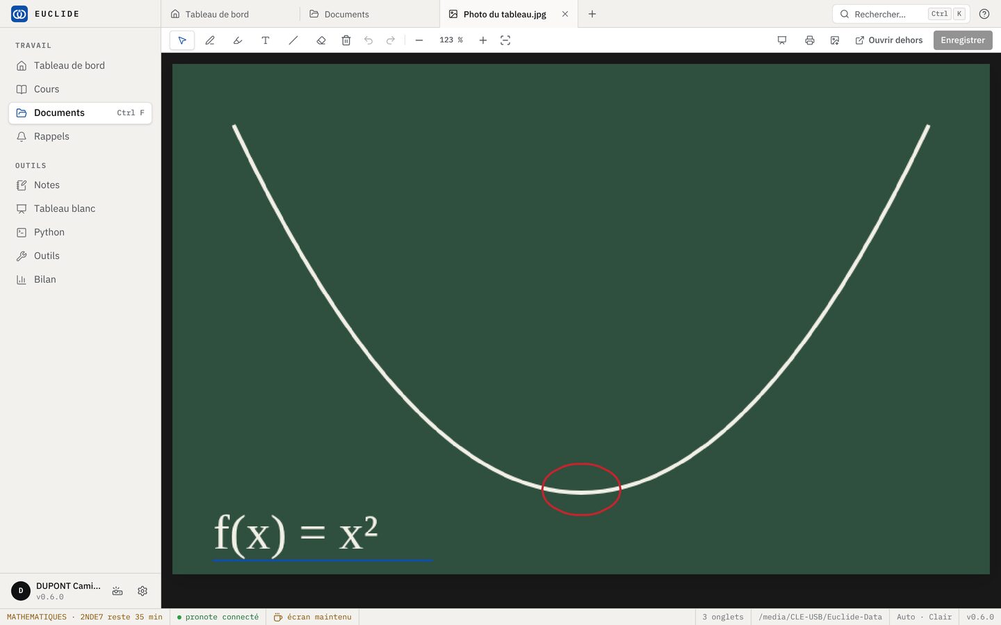 La photo du tableau annotée : le minimum de la parabole entouré, la formule soulignée