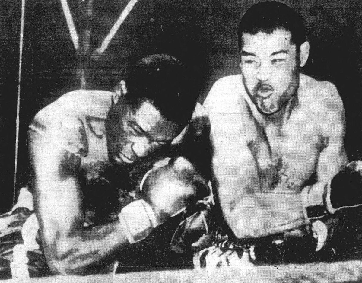 Ezzard Charles (left) ducks a right hand from Joe Louis during their September 27, 1950 heavyweight title bout — Charles won a 15-round unanimous decision