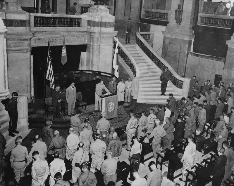 General MacArthur leads the Lord's Prayer at the ceremony restoring Seoul to the Republic of Korea, September 29, 1950