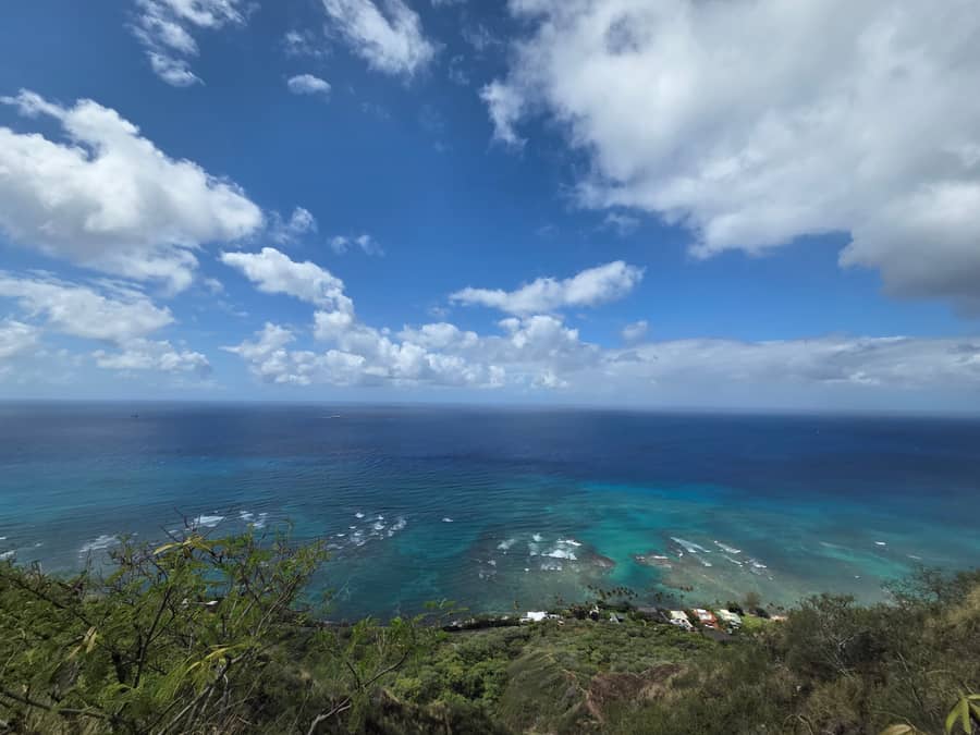 다이아몬드 헤드 정상 전망대에서 와이키키 해안선과 호놀룰루 도심을 한눈에 담은 파노라마