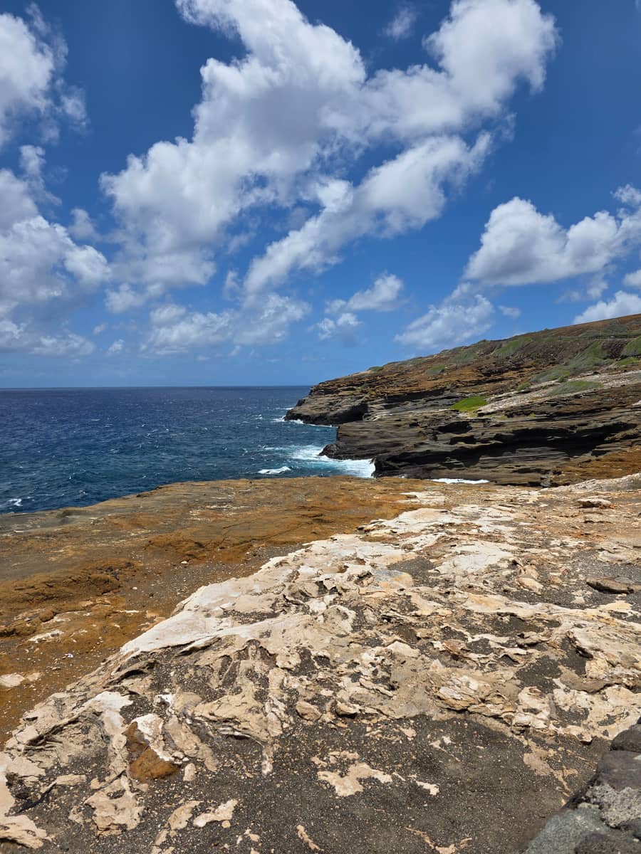 칼라니아나올레 하이웨이 동부 해안 — 검은 화산암 절벽 아래 터키색 바다