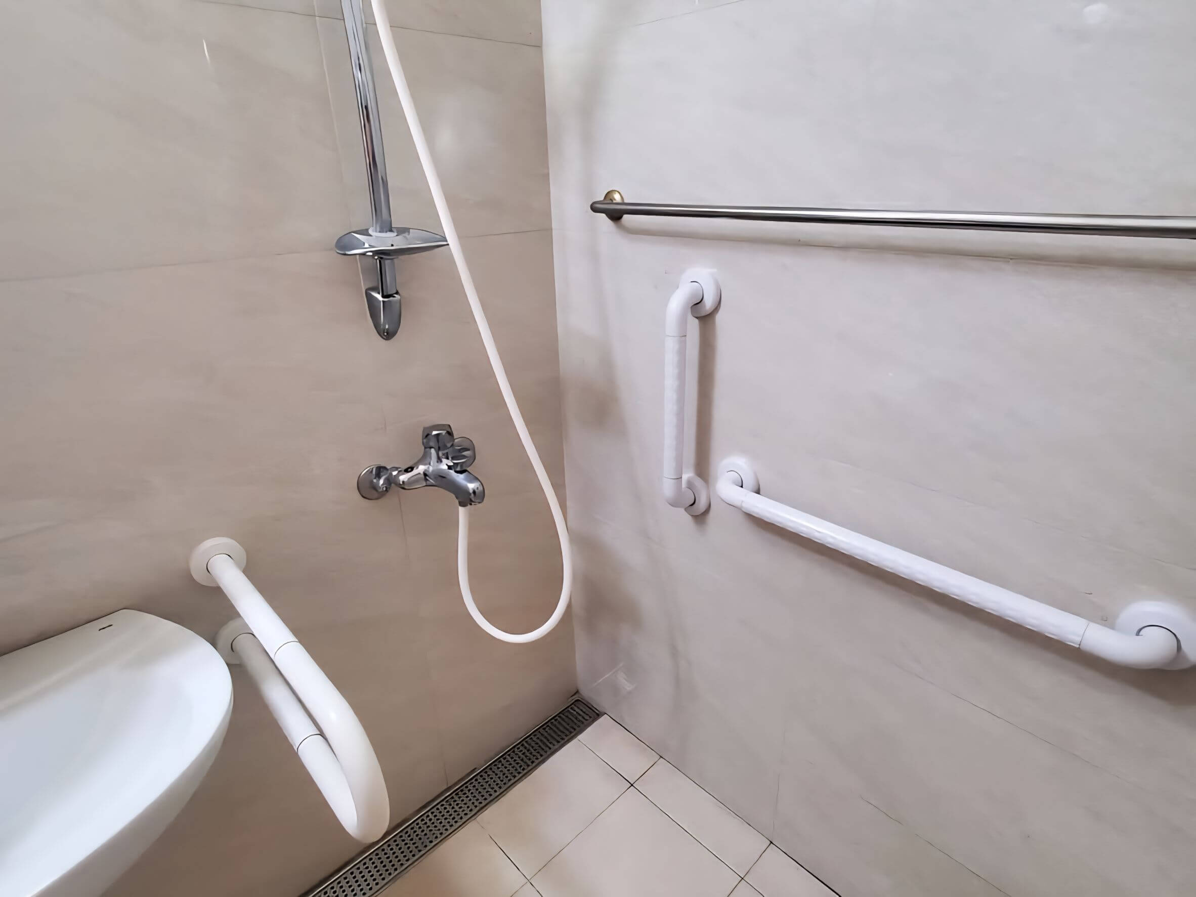 台北、新北專業無障礙扶手安裝服務-馬桶起身與洗澡防滑