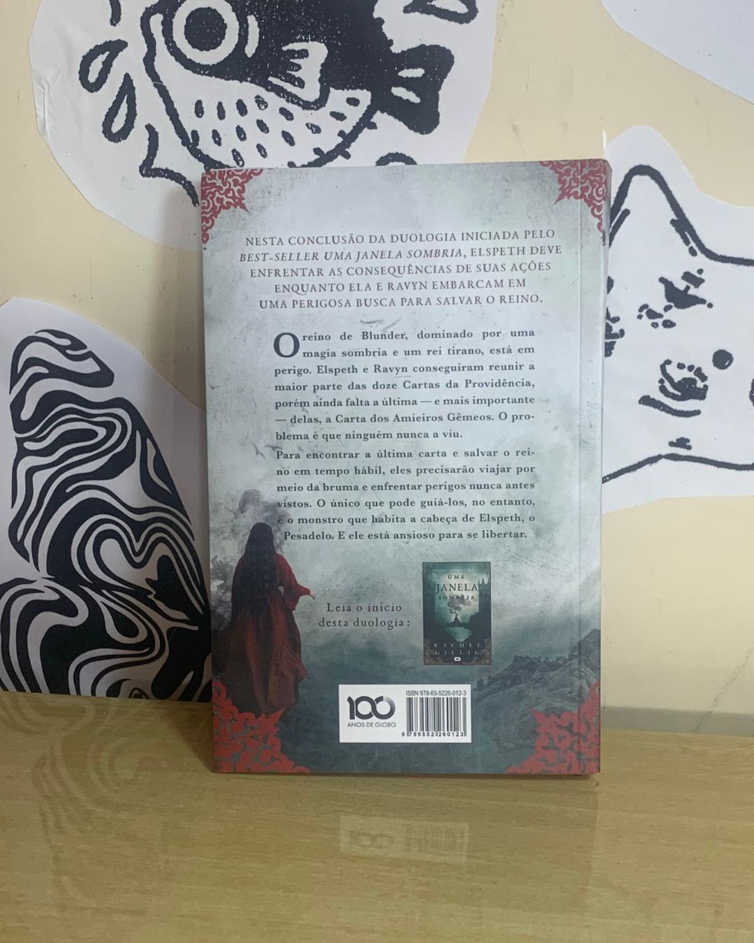 Duas Coroas Retorcidas - Rachel Gilling