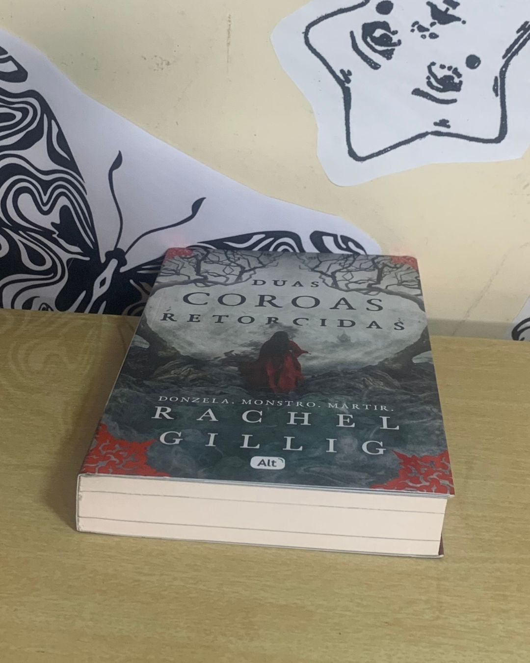 Duas Coroas Retorcidas - Rachel Gilling