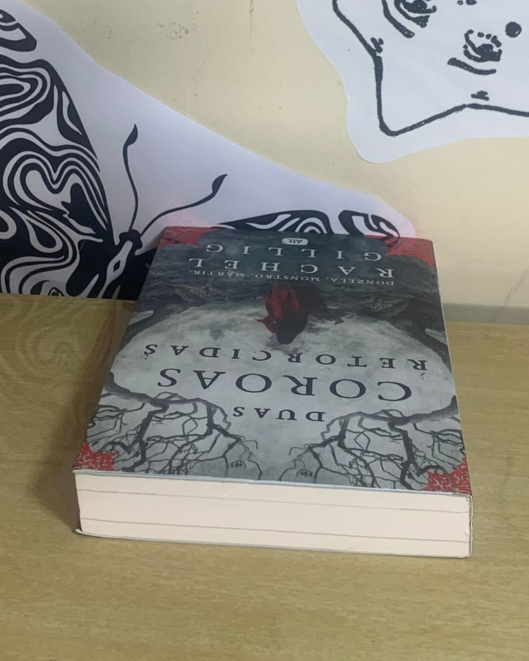 Duas Coroas Retorcidas - Rachel Gilling