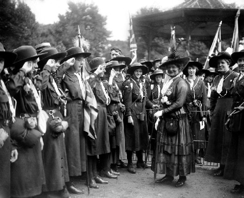 Agnes Baden-Powell visitando una compañía