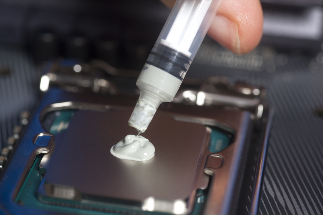 Applying thermal paste