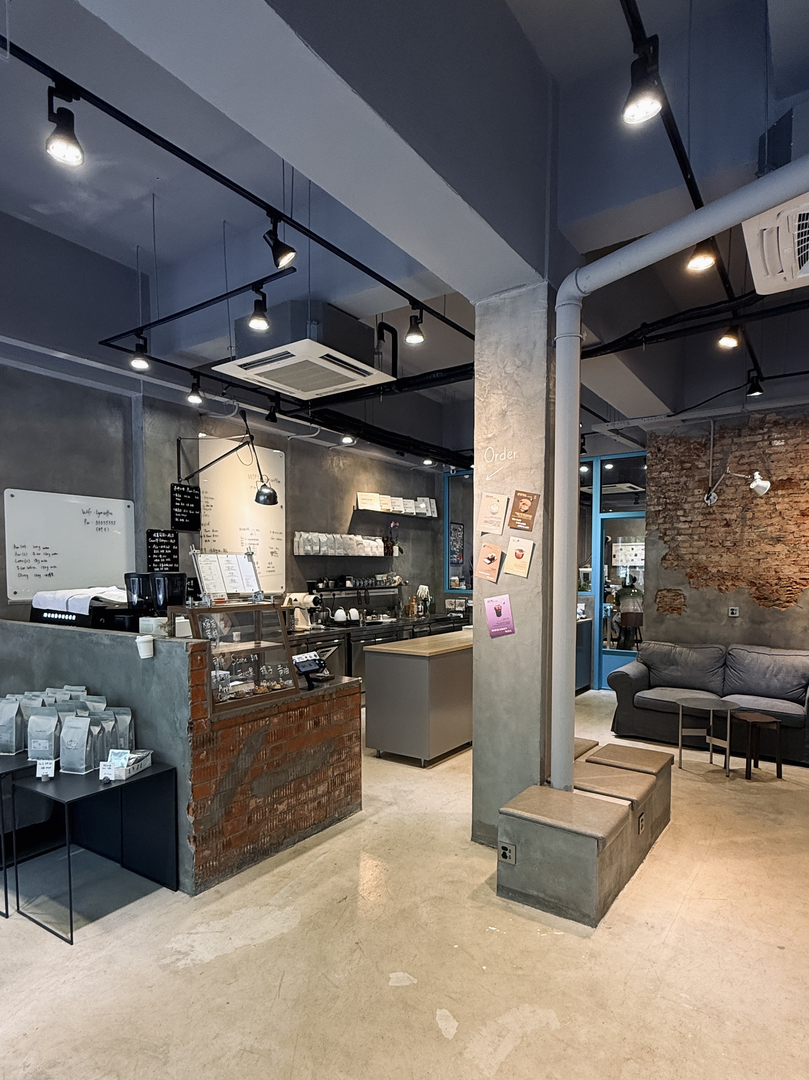 Lyze Coffee interior